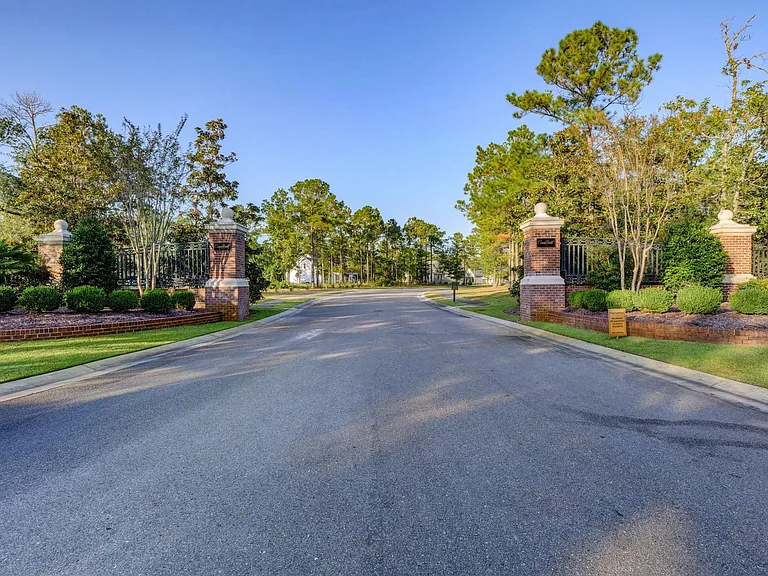 651 Crown Pointe Dr — Photo 45