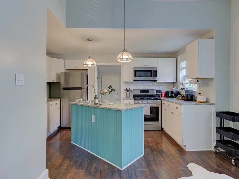 1075 Meda St — Photo 7