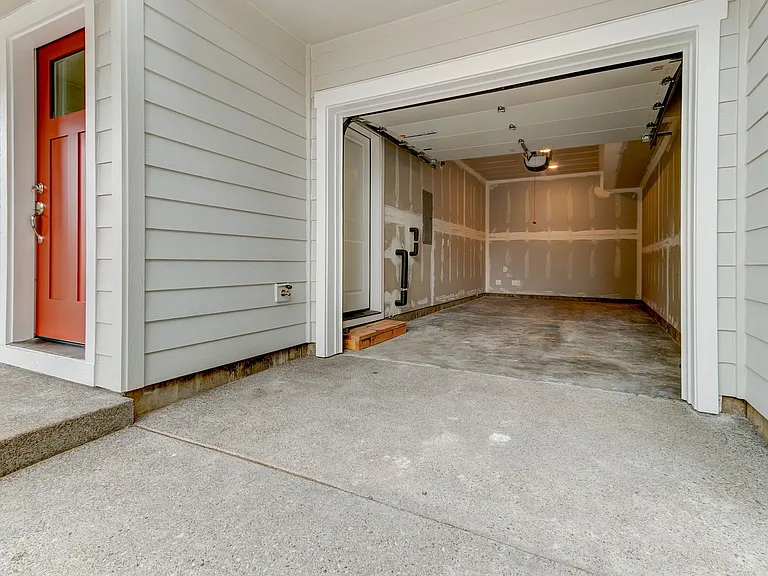 Air Conditioning! Beautiful Newer Construction Home! 3 Master Bedrooms! — Photo 3