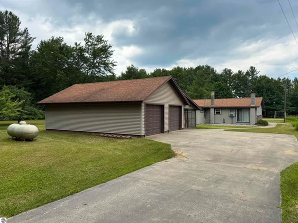 4910 Deerfield Dr NE, Kalkaska, MI 49646