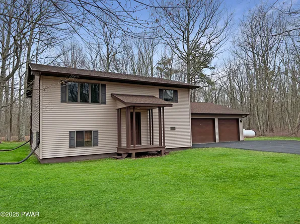 125 Center Trl, Hawley, PA 18428