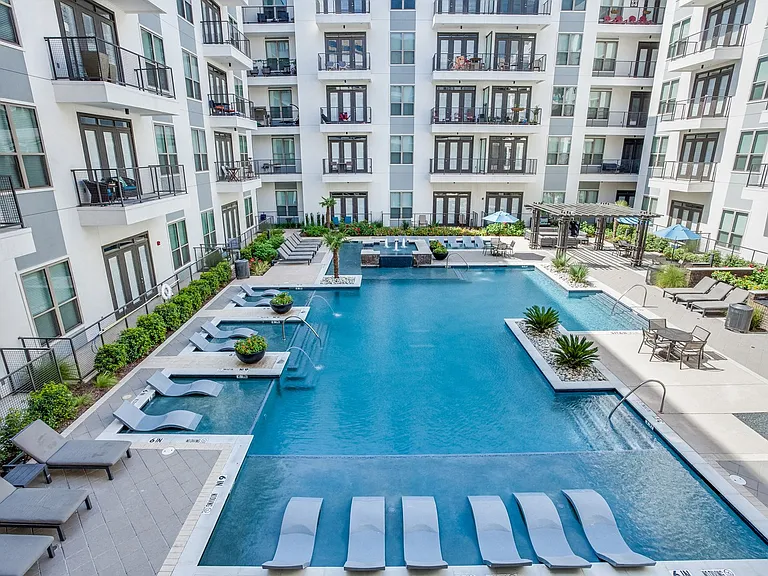 Explore our expansive indoor and outdoor amenity spaces