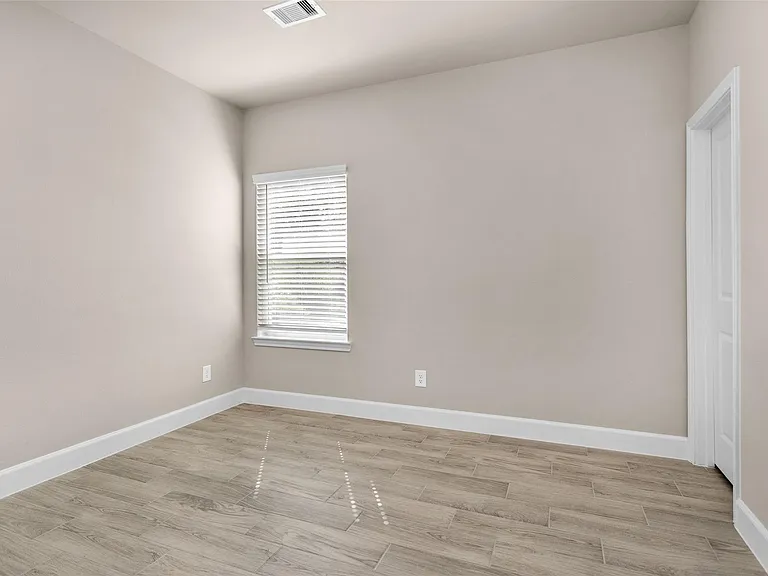 496B Golden St #B — Photo 12