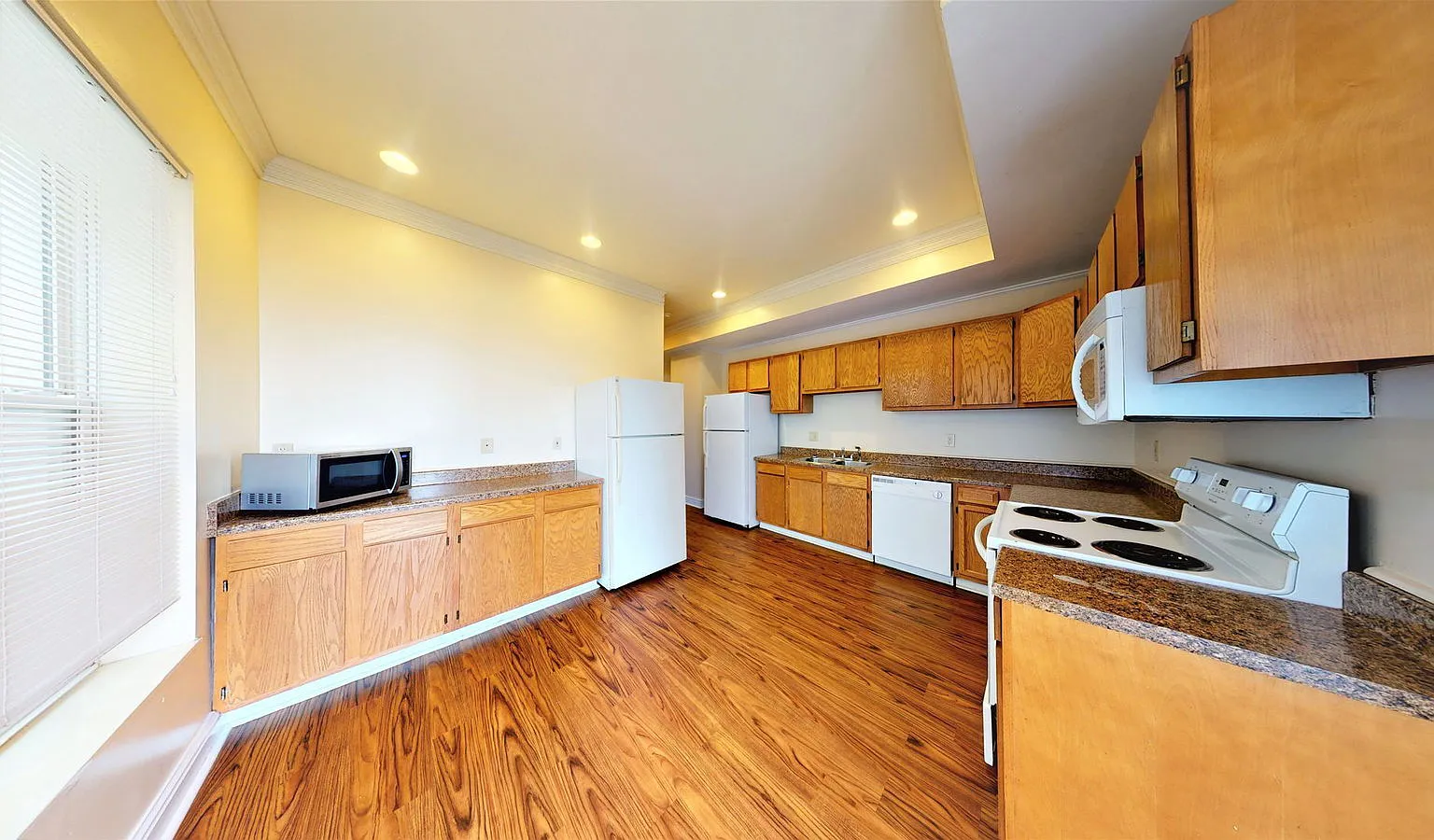 5 bed, 2.0 bath, $3,325 — Photo 3