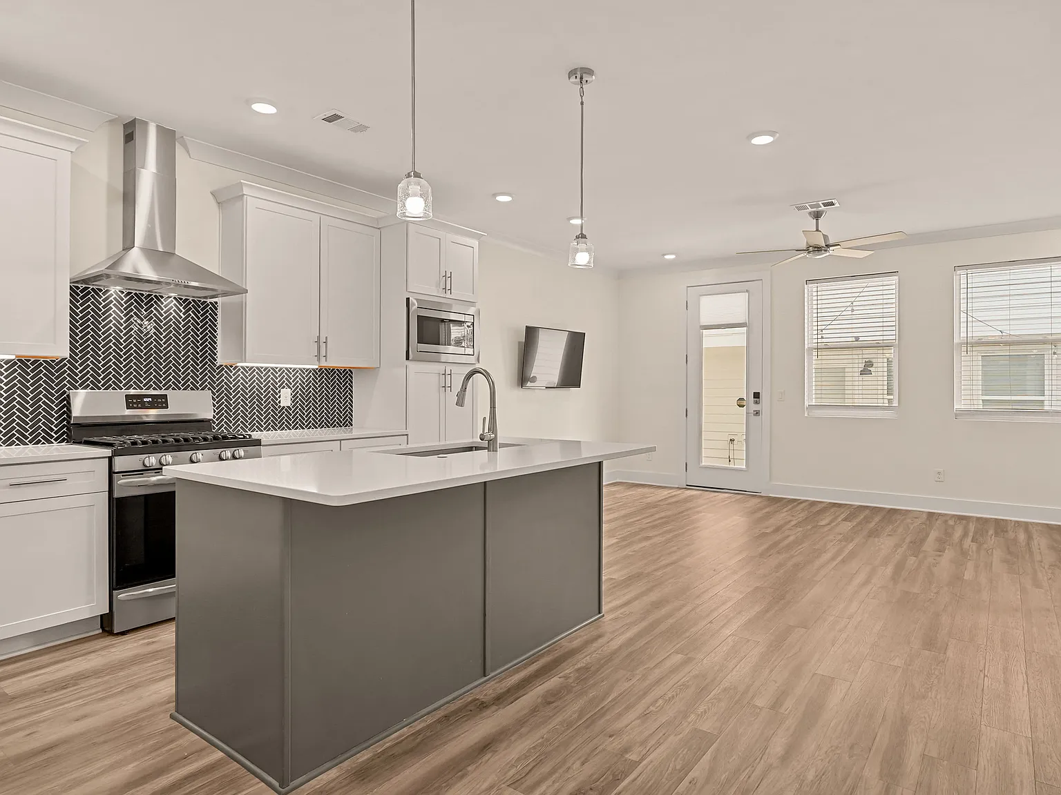4 bed, 4.5 bath, 2500 sqft, $4,500 — Photo 3
