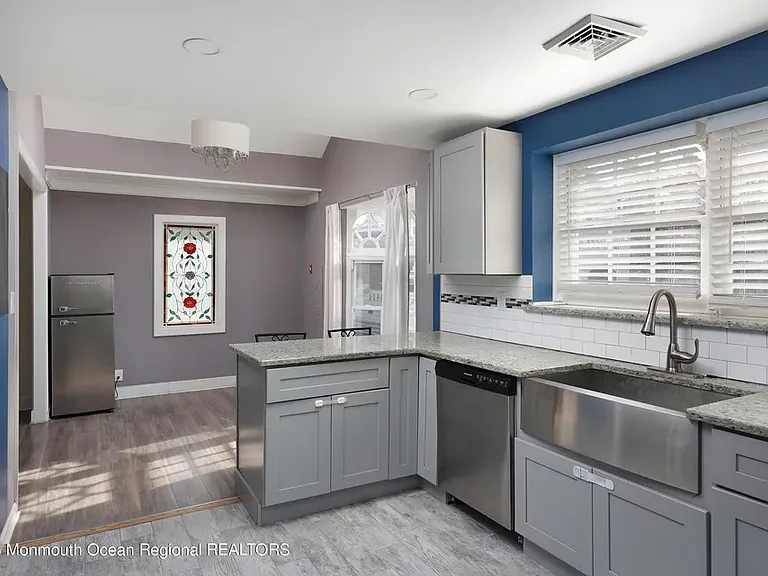 424 Seaman Ave — Photo 6