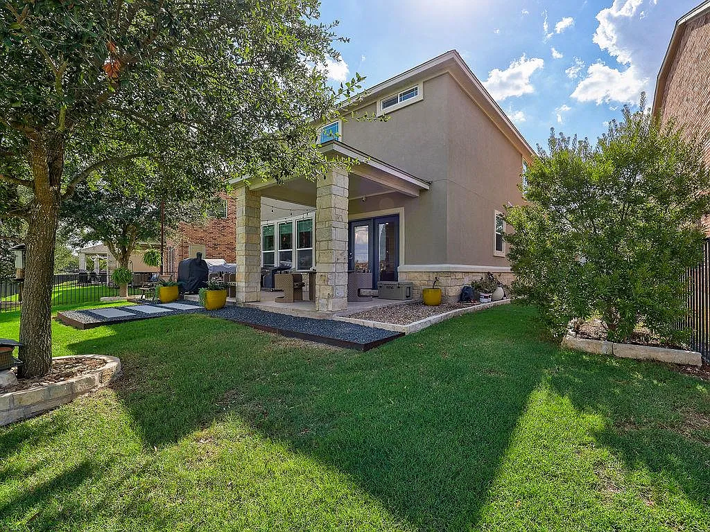 4 bed, 2.5 bath, 2941 sqft, $2,600 — Photo 3
