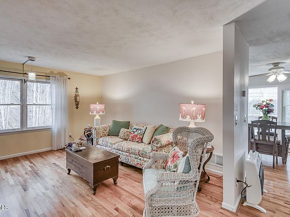4th image of 210 Blackberry Cove Cir