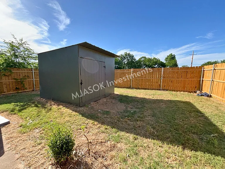 2308 NW 20th St — Photo 3