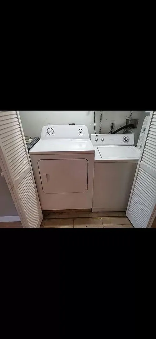 Room in 4 Bedroom Home at University Ct — Photo 3