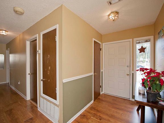 3rd image of 320 Dawn Ln