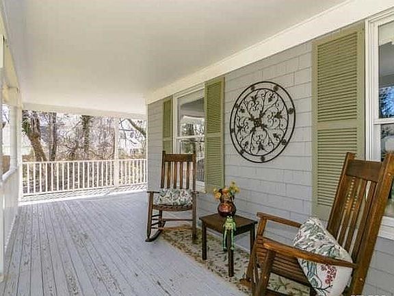 3rd image of 4 Ashford Ln