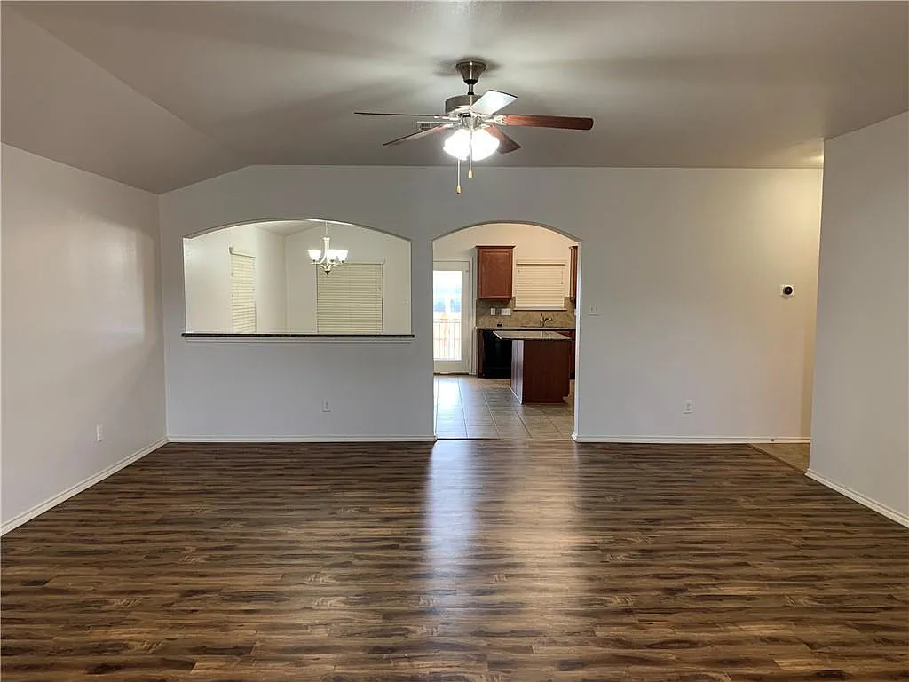 4 bed, 2018 sqft, $1,995 — Photo 4