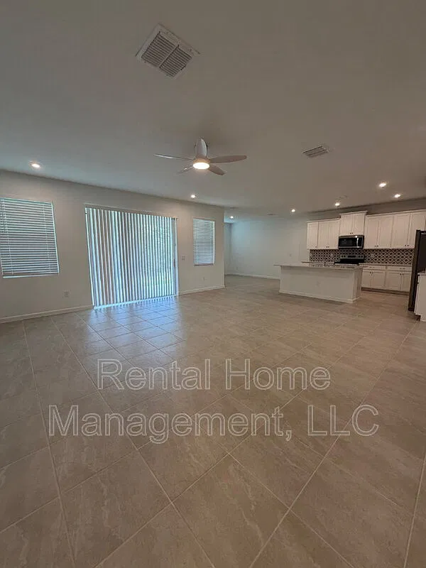 4 bed, 3.5 bath, 2419 sqft, $2,695 — Photo 4