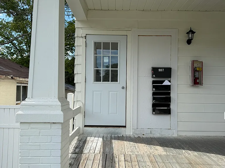 907 E Chocolate Ave #B — Photo 2