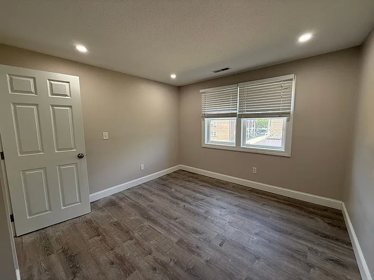 Pondsview Apartments — Photo 94