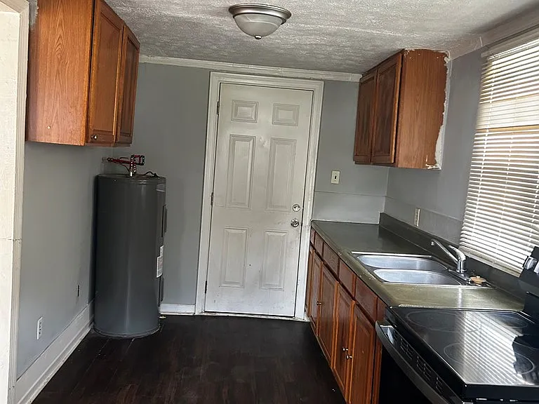 1134 Curtis St — Photo 13