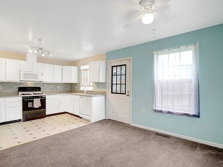 1121 Varney St SE — Photo 7