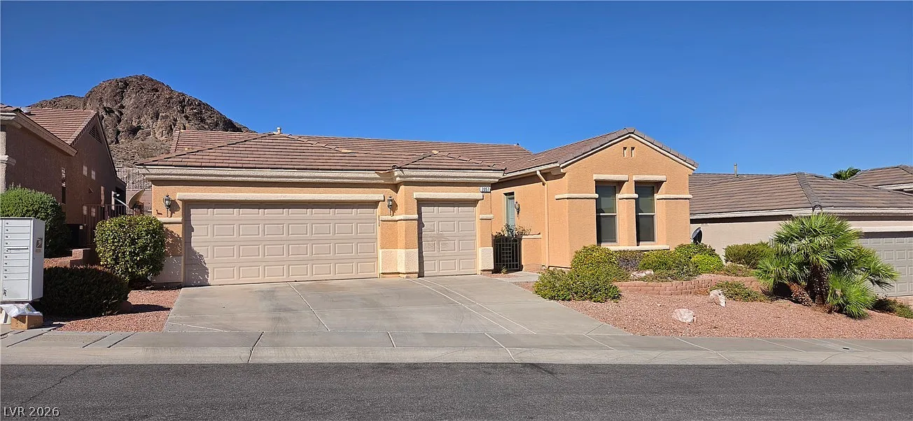 3 bed, 3.0 bath, 2165 sqft, $2,475 — Photo 2