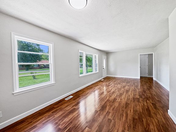 4th image of 1017 Meadowview Dr