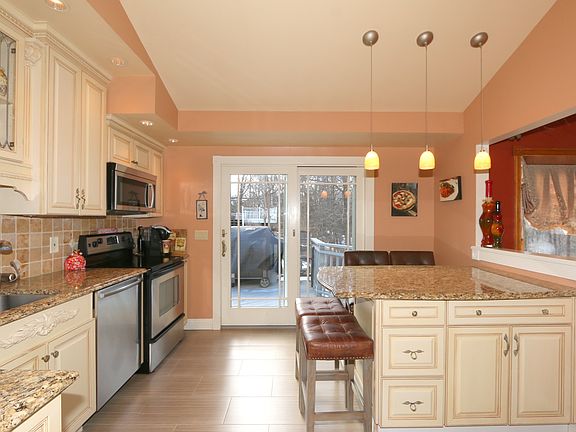 4th image of 237 Dahlia Dr