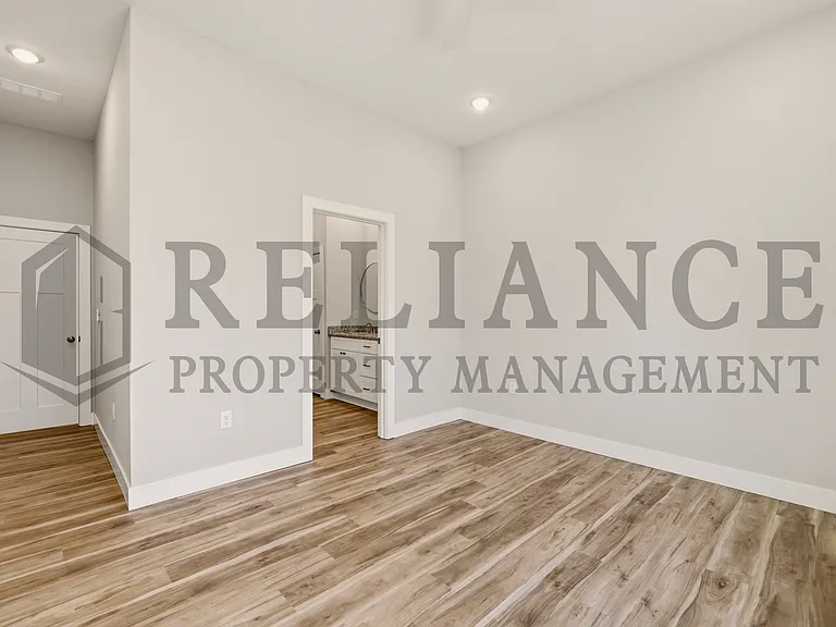 525 E Elmwood St — Photo 30