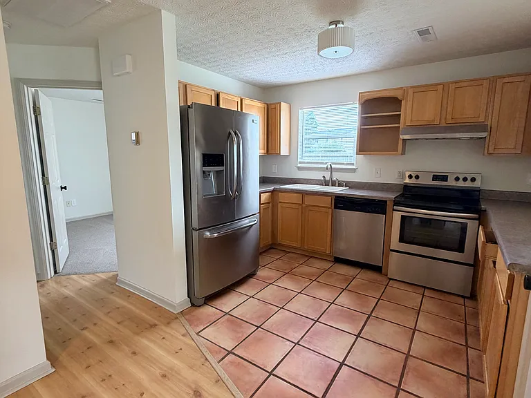 761 Jennings Ct — Photo 6