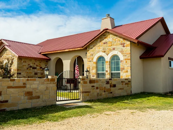 239 Marsh Ln, Uvalde, TX 78801