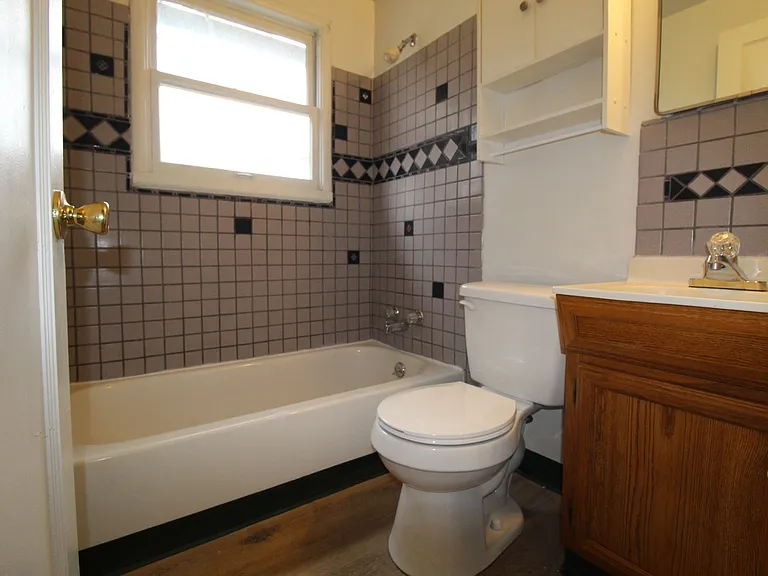 1204 E Bismark Ave — Photo 7
