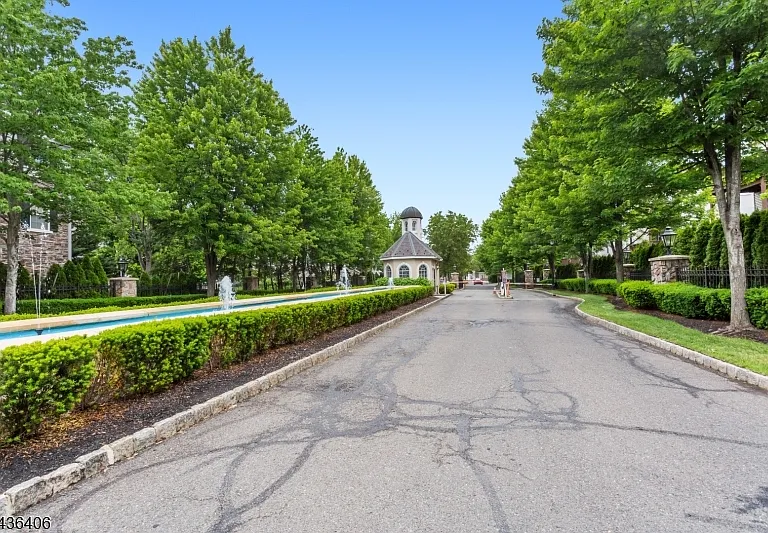 28 Devonshire Dr — Photo 4