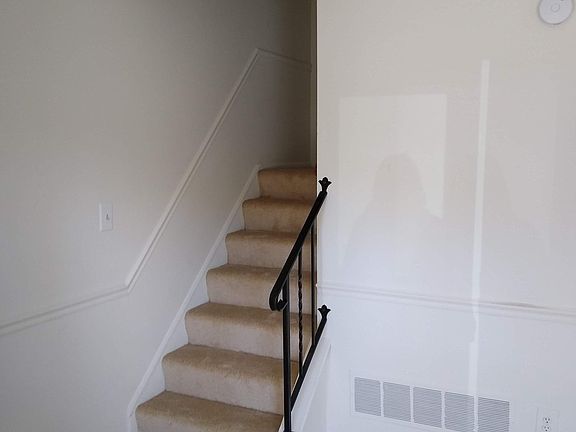5th image of 215 N Hickory Ave