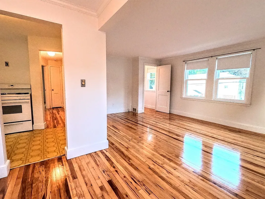 2 bed, 1.0 bath, 864 sqft, $2,500 — Photo 3