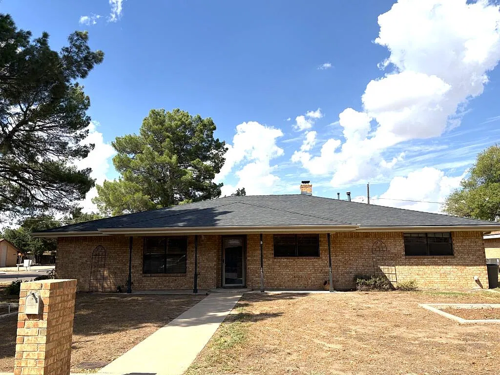 3 bed, 2.0 bath, 2000 sqft, $2,500 — Photo 1