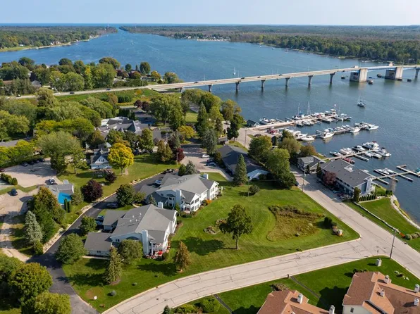1606 Memorial Dr Unit 104, Sturgeon Bay, WI 54235