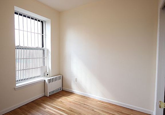5th image of 460 W 50th St APT 3C