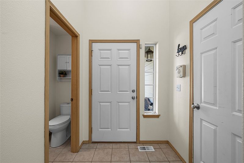 4th image of 20702 190th Avenue E