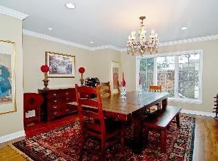 821 Surrey Ln, Glenview, IL 60025