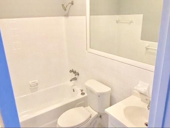 3rd image of 806 NE 16th Pl