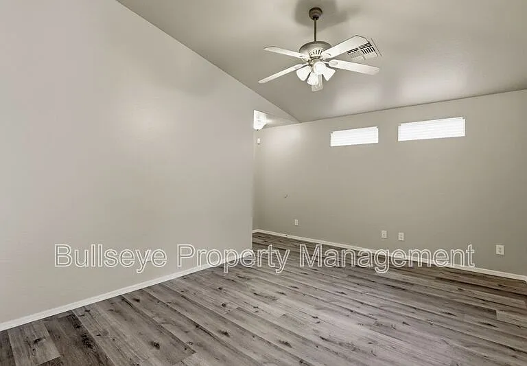 310 E Payton St — Photo 4
