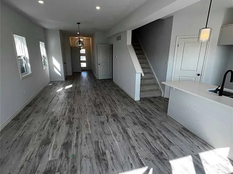 3916 Auckland Ave — Photo 2