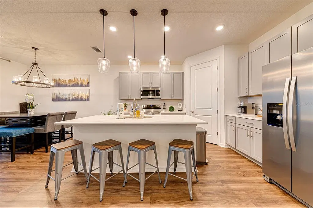 6 bed, 4.0 bath, 2804 sqft, $4,700 — Photo 3