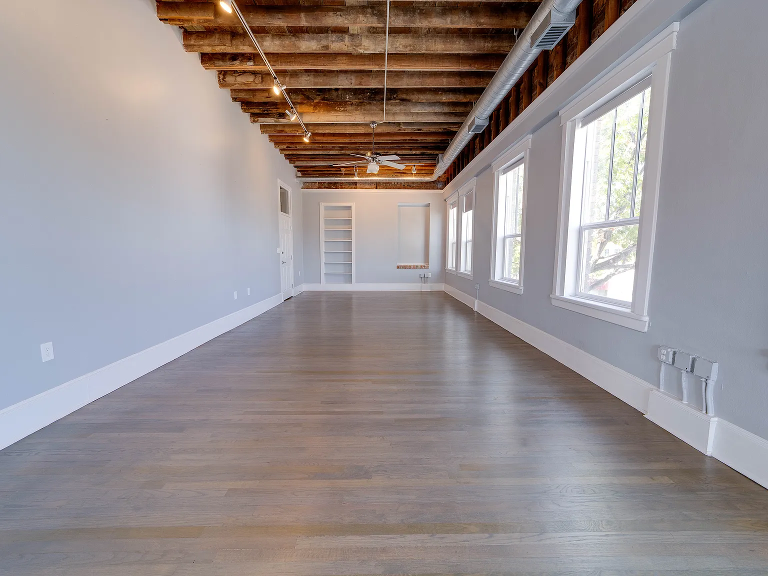 725 W Magnolia Ave — Photo 3