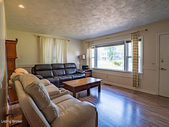 4th image of 220 Lee St
