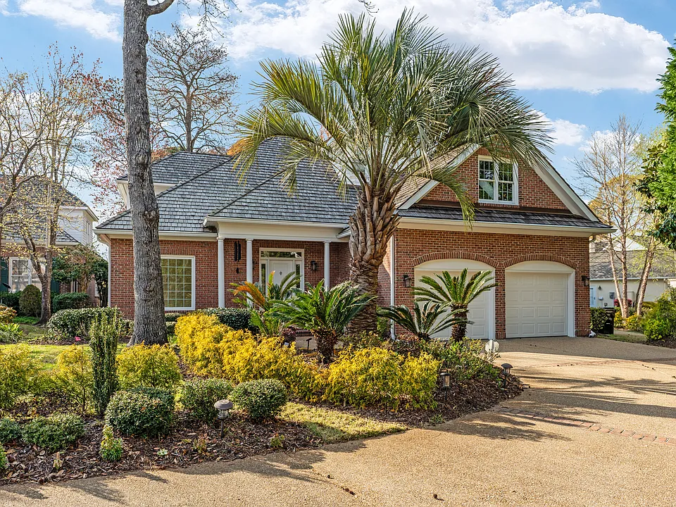 1900 Inverness Ln