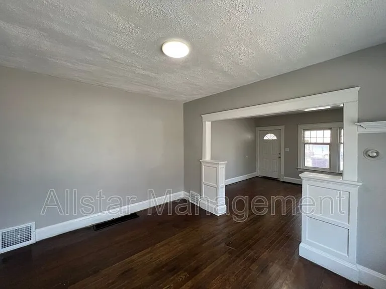 8203 Denison Ave #RIGHT SIDE — Photo 10