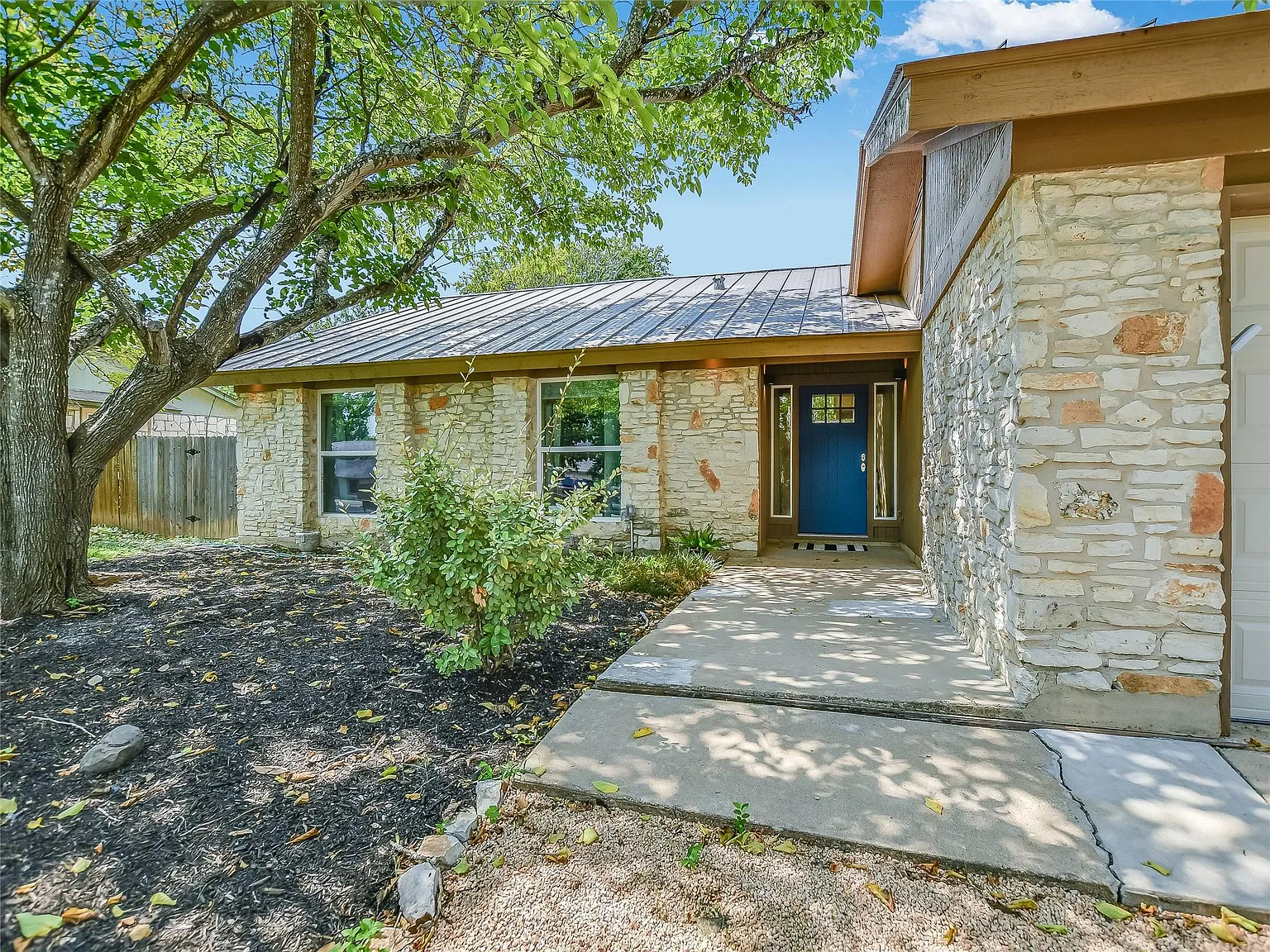 3 bed, 2.0 bath, 1781 sqft, $2,400 — Photo 3