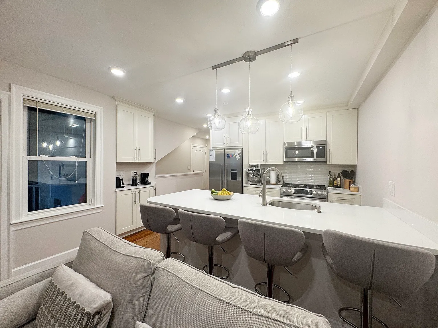 3 bed, 2.0 bath, 1669 sqft, $4,400 — Photo 3
