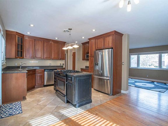 3rd image of 6465 Honeysuckle Dr