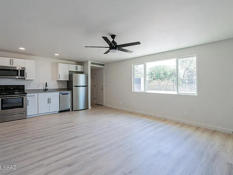1040 N 7th Ave — Photo 5
