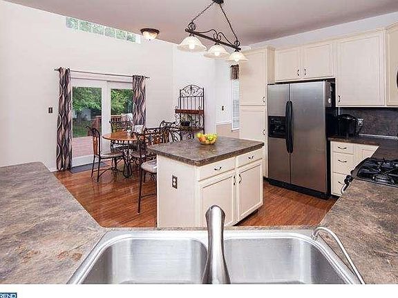 4th image of 214 Hope Ct E